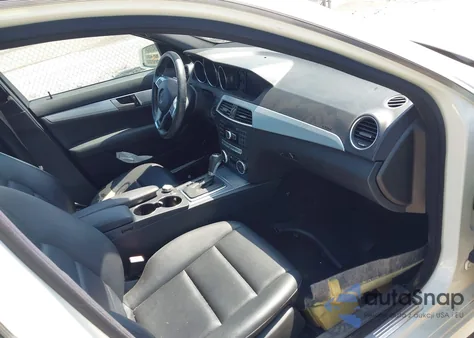 2012 Mercedes-Benz C 250 Luxury/Sport z USA, uszkodzony, nr VIN WDDGF4HB3CA602017